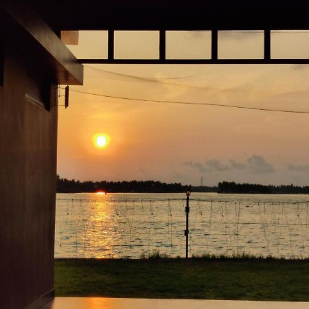 Wind &Waves Apartamento Kollam Exterior foto